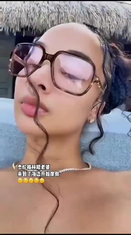 杰伦-格林陪妻子到海边度假