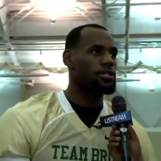 哥两个还会这个啊？11年NBA停摆期间老詹和阿杜组队玩橄榄球